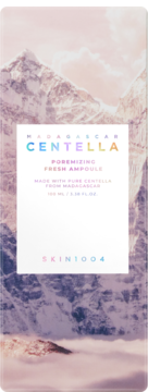 Wysokie opakowanie serum do porów SKIN1004 Centella Poremizing Fresh Ampoule, na tle gór, widok przód, z kolorowym napisem Centella.