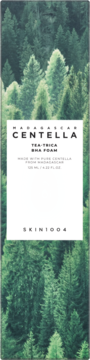 Pianka oczyszczajaca SKIN1004 Madagascar Centella Tea-Trica BHA Foam, białe opakowanie na tle lasu iglastego.