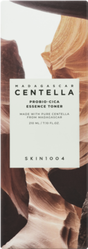 SKIN1004 Madagascar Centella Probio-CICA Essence Toner w beżowym pudełku z motywem kanionu, widok z przodu.
