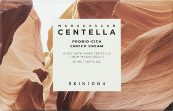 Pudełko Skin1004 Madagascar Centella Probio-CICA Enrich Cream, z białym panelem i beżowym tłem kanionowym.