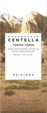 Skin1004 Madagascar Centella Toning Toner, biała etykieta na brązowym tle górskim, widok z przodu.