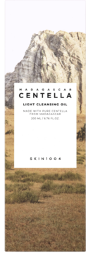 Skin1004 Madagascar Centella Light Cleansing Oil w białym kartoniku, widok z przodu, tło to skaliste góry i pola.