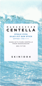 Biały sztyft SKIN1004 Hyalu-Cica Silky-Fit Sun Stick SPF50+ PA++++, z błękitnym tłem fal.