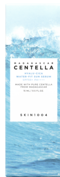 Madagascar Centella Hyalu-Cica Water-Fit Sun Serum SPF50+ PA++++ w białym opakowaniu z niebieskimi falami, widok z przodu.