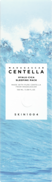 Skin1004 Madagascar Centella Hyalu-Cica Sleeping Pack w białym pudełku, z czarnymi napisami, na tle błękitnych fal.