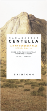 SKIN1004 Madagascar Centella Air-Fit Suncream Plus SPF50+ PA++++ w pudełku z górskim tłem, widok z przodu.