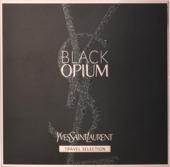 Czarne pudełko YSL Black Opium Travel Selection z brokatowym logo i nazwą, gładkie wykończenie, widok z przodu.