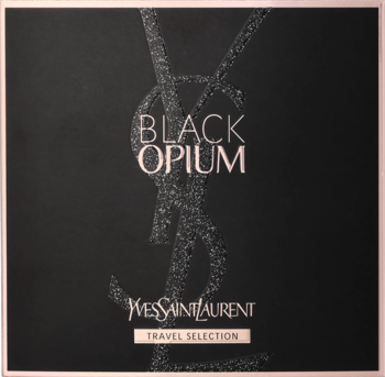 Czarne, kwadratowe opakowanie zestawu YSL Black Opium Travel Selection z brokatowym logo i napisem.