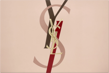 Złote i brązowe, stylizowane logo YSL na jasnoróżowym tle, symbol marki Yves Saint Laurent.