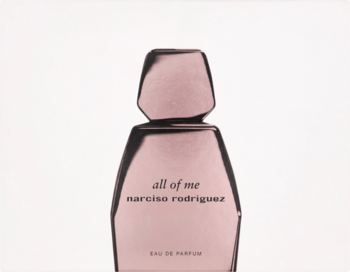 Przedni widok fasetowanej butelki wody perfumowanej Narciso Rodriguez All of Me 50ml w jasnoróżowym kolorze.