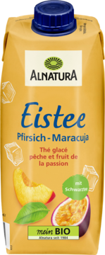 Alnatura Eistee Pfirsich-Maracuja w żółtym kartonie, z grafiką brzoskwini, marakui i kostek lodu, widok z przodu.