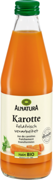Sok marchewkowy Alnatura BIO w szklanej butelce, zielona zakrętka. Widok z przodu, etykieta 'Karotte' z Demeter.