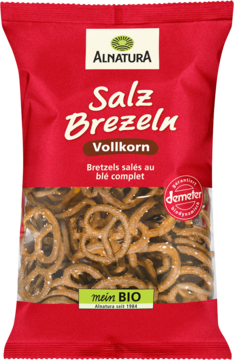 Alnatura Salz Brezeln Vollkorn w czerwonej paczce, front, przezroczyste okno z solonymi preclami Demeter.