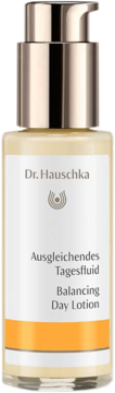 Dr. Hauschka Balancing Day Lotion, kremowa butelka z złotą pompką i pomarańczowym paskiem, widok z przodu.