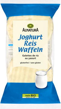 Alnatura Joghurt Reis Waffeln, bezglutenowe wafle ryżowe w jogurtowej polewie, w niebieskiej paczce. Widok z przodu.