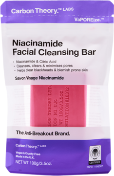 Niacinamide Facial Cleansing Bar Carbon Theory Labs, biało-fioletowa saszetka, front z różowym mydłem.