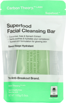 Jasnozielona saszetka mydła Carbon Theory Superfood Facial Cleansing Bar z ogórkiem, jarmużem, szpinakiem, widok z przodu.
