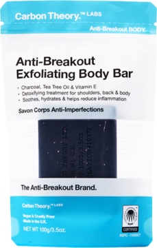 Opakowanie mydła Carbon Theory Anti-Breakout Exfoliating Body Bar z węglem i drzewem herbacianym. Niebiesko-białe, widoczne ciemne mydło.