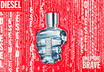 Diesel Only the Brave męska woda toaletowa, flakon-pięść z logo, na cyfrowym czerwonym tle z napisami.