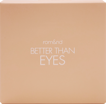 Kwadratowe, jasnobeżowe pudełko paletki rom&nd Better Than Eyes, z białym napisem, widok z przodu.
