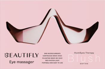 BEAUTIFLY Blush Eye massager z EMS i czerwonym światłem, falisty kształt na różowym tle, widok z przodu.