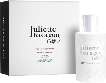 Juliette Has A Gun Not A Perfume, biała woda perfumowana w butelce obok pudełka, subtelny wzór, widok z przodu.