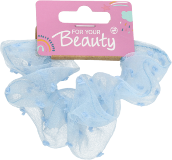 Jasnoniebieska, elastyczna gumka scrunchie z tiulu, z delikatnymi zdobieniami, widoczna z różową etykietą "FOR YOUR Beauty".