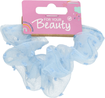 Jasnoniebieska, elastyczna gumka scrunchie z tiulu, z delikatnymi zdobieniami, widoczna z różową etykietą "FOR YOUR Beauty".