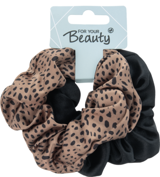 Zestaw dwóch gumek scrunchie: czarna satynowa i beżowa w lamparcie cętki, na niebieskiej zawieszce For Your Beauty.