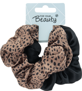Zestaw dwóch gumek scrunchie: czarna satynowa i beżowa w lamparcie cętki, na niebieskiej zawieszce For Your Beauty.