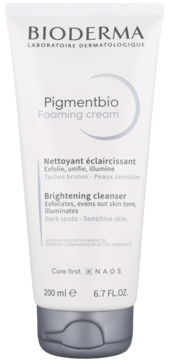 Bioderma Pigmentbio Foaming Cream, biała tubka rozjaśniającego żelu do mycia twarzy i ciała z przebarwieniami, widok z przodu.