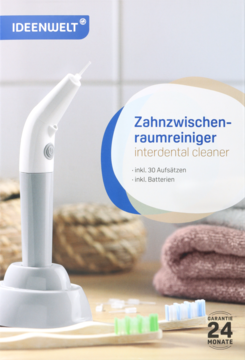 Biało-szary irygator Ideenwelt na stojaku z napisem interdental cleaner. Widok z przodu, w tle akcesoria do higieny jamy ustnej.