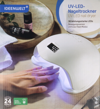 Opakowanie białej lampy UV LED Ideenwelt do utwardzania manicure. Widoczny timer i dłoń pod światłem UV.