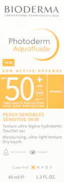 Białe opakowanie Bioderma Photoderm Aquafluide SPF 50+ do skóry wrażliwej, ultralekki fluid, widok z przodu.