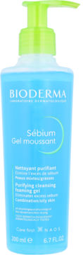 Bioderma Sébium Gel Moussant, antybakteryjny żel do mycia twarzy w jasnoniebieskiej butelce z zieloną pompką.