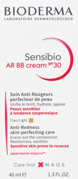 Bioderma Sensibio AR BB cream SPF30 w jasnym odcieniu, dla skóry wrażliwej, widok z przodu białego opakowania.
