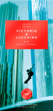 Woda toaletowa Victorio & Lucchino N°12 Energía Urbana w niebieskim flakonie ze sportowcem na desce.