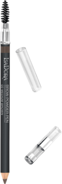 Pionowy widok brązowej kredki IsaDora Brow Powder Pen 05 Medium Brown ze szczoteczką i dwoma przeźroczystymi nakładkami.