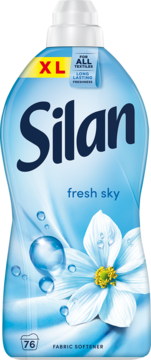 Silan Fresh Sky XL płyn do płukania tkanin. Błękitna butelka z białym kwiatem i kroplami wody, widok frontalny.