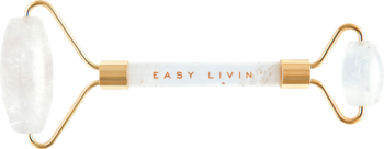 Roller do masażu twarzy Easy Livin' z przezroczystego kryształu górskiego, ze złotym stelażem.