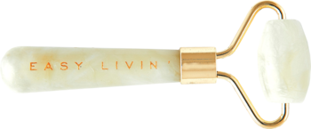 Mini jadeitowy roller do masażu twarzy Easy Livin', biały kamień, złoty uchwyt z logo, widok z boku.