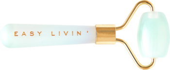 Mini roller do twarzy Easy Livin' z zielonego opalitu, złote detale, z napisem "EASY LIVIN'". Widok z boku.