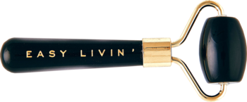 Liftingujący mini roller do twarzy Easy Livin’ z obsydianu, czarna rączka, złote detale, widok z boku.