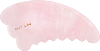 Różowy kamień Gua Sha Easy Livin' z kwarcu, ergonomiczny kształt z falistym brzegiem, widok z góry.