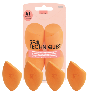 4 pomarańczowe gąbeczki Real Techniques Miracle Complexion Sponge, dwie w różowym opakowaniu, dwie leżące obok.