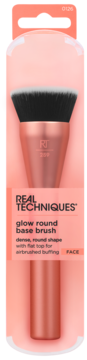 Pędzel Real Techniques Glow Round Base w brzoskwiniowym opakowaniu, z gęstym włosiem i różowo-złotą rączką.
