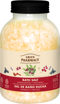 Green Pharmacy sól do kąpieli Sandalwood & Patchouli w przezroczystej butelce z żółtymi kryształkami, widok z przodu.