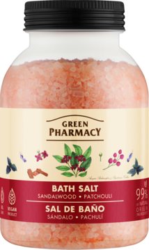 Green Pharmacy Sól do kąpieli Sandałowiec Paczuli w przezroczystym słoiku z czarną nakrętką i czerwoną etykietą, widok z przodu.
