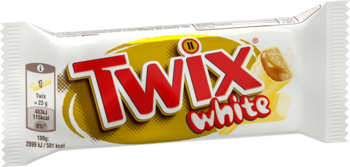 Twix White, batonik w białym opakowaniu z czerwonym logo, na żółtym tle. Widoczne szczegóły batona z białą czekoladą.