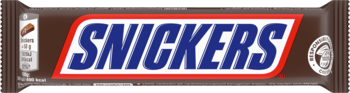 Baton czekoladowy Snickers w brązowym opakowaniu z widocznym niebieskim logo i czerwonym obramowaniem.
